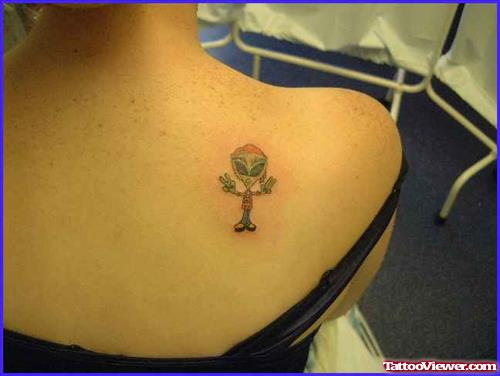 Small Alien Tattoo On Girl Right Back Shoulder