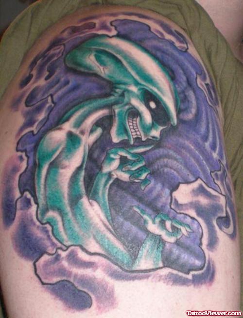 Beautiful Green Ink Alien Tattoo On Right Shoulder