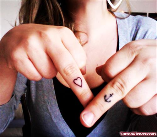 Tiny Heart and Anchor Tattoos On Fingers