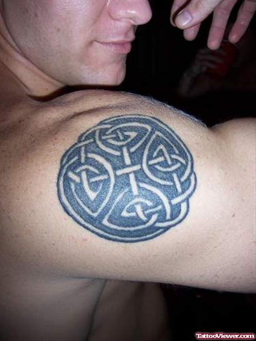 Celtic Knot Animated Tattoo On Right Shoulder