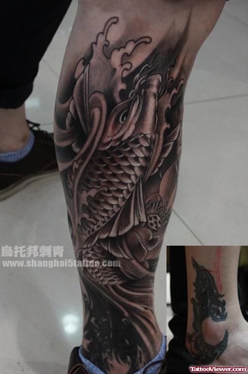 Awesome Grey Ink Aqua Tattoo On Right Leg