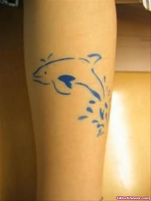 Outline Aqua Tattoo On Leg