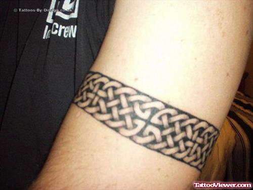 Black Ink Celtic Armband Tattoo