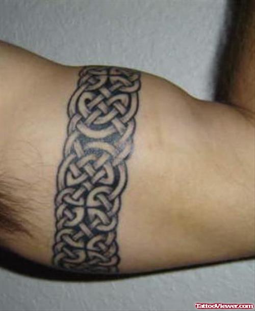 Celtic Armband Tattoo On Muscles
