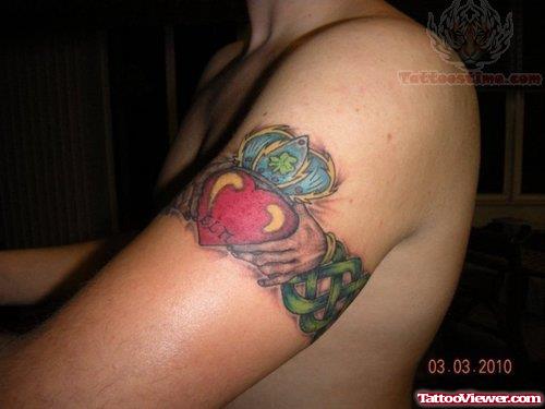 Colored Claddagh Armband Tattoo On Half Sleeve