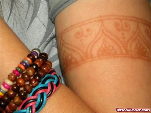 Nice Armband Tattoo Design for Girls