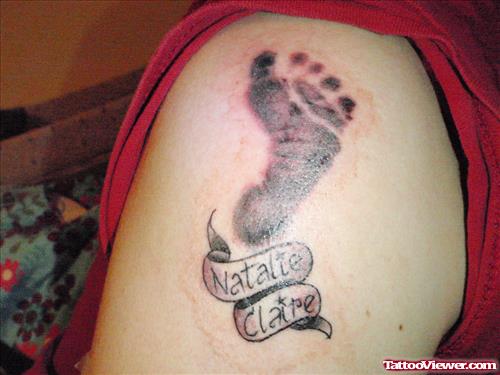 Grey Ink Banner And Baby Footprint Tattoo On Shoulder