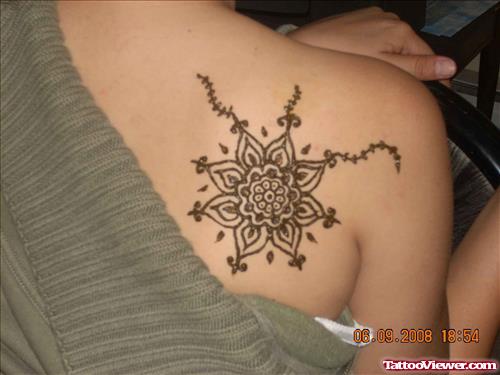 Henna Tattoo On Girl Back Shoulder