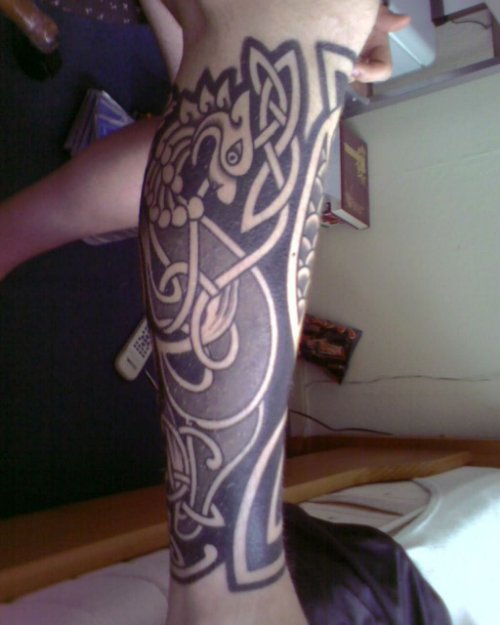 Black And Grey Celtic Tattoo On Leg