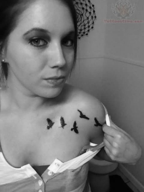 Black Ink Flying Birds Tattoo On Collarbone For Girls