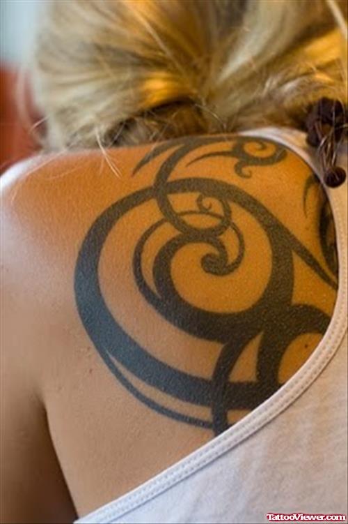 Tribal Feminine Tattoo On Back Shoulder