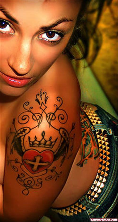 Girl With Feminine Tattoo On Left Shoulder