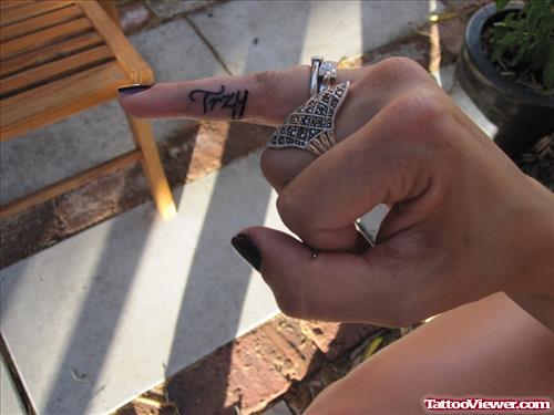 Trzy Finger Tattoo For Girls