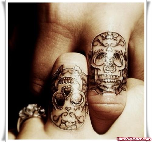 Awful Grey Ink Skulls Finger Tattoos