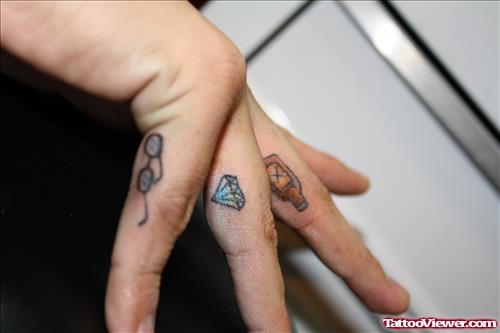 Diamond And Spects Tattoo On Fingers