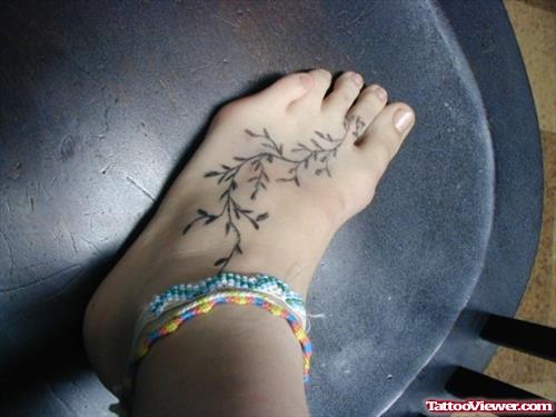 Attractive Girl With Left Foot Tattoo