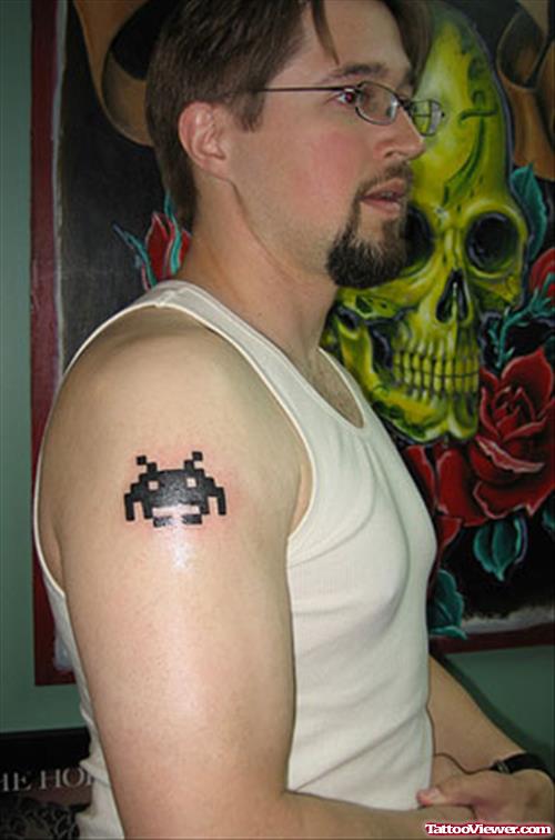 Geek Tattoo On Man Right Shoulder