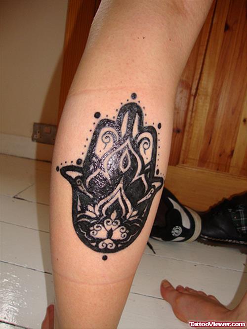 Awesome Black Ink Hamsa Hand Tattoo On BAck Leg