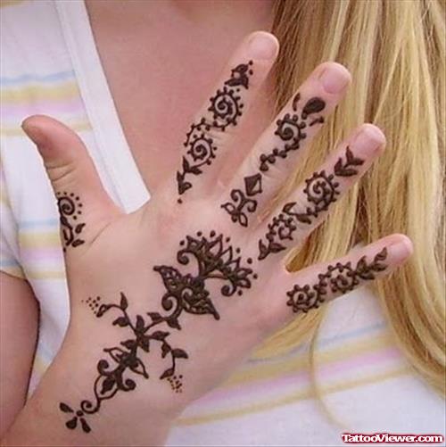 Attractive Henna Hand Tattoo For Girls