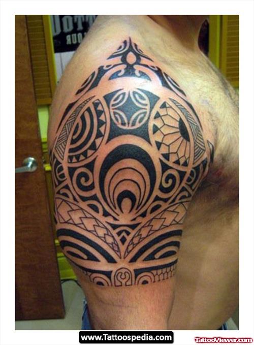 Black Ink Tribal Hawaiian Tattoo On Shoulder
