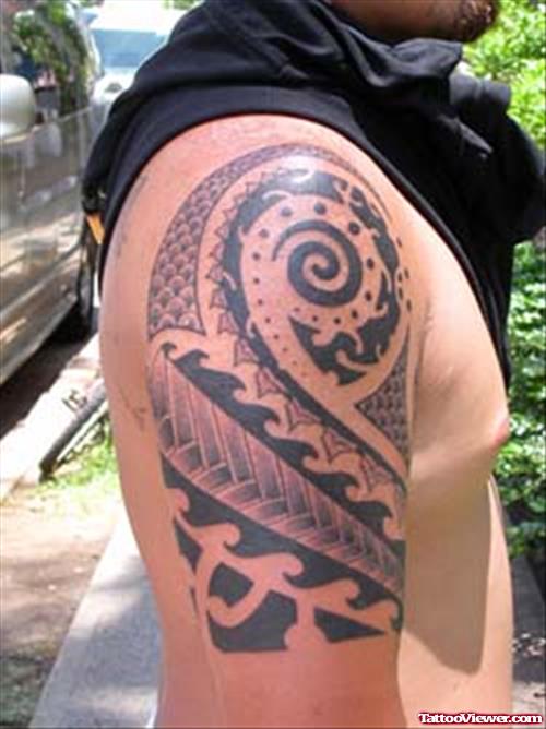 Awful Tribal Hawaiian Tattoo On Man Right Half Sleeve