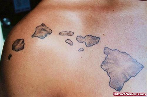 Grey Ink Hawaiian Tattoo On Right Shoulder