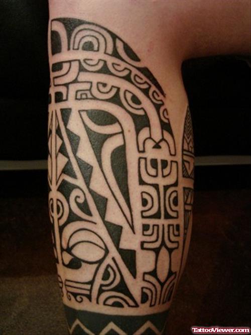 Awesome Black Tribal Hawaiian Tattoo On Leg