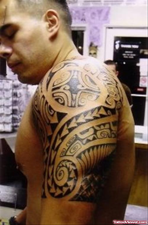 Hawaiian Tattoo On Man Left Shoulder