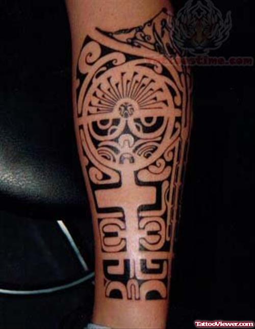 Amazing Black Ink Hawaiian Tattoo On Leg