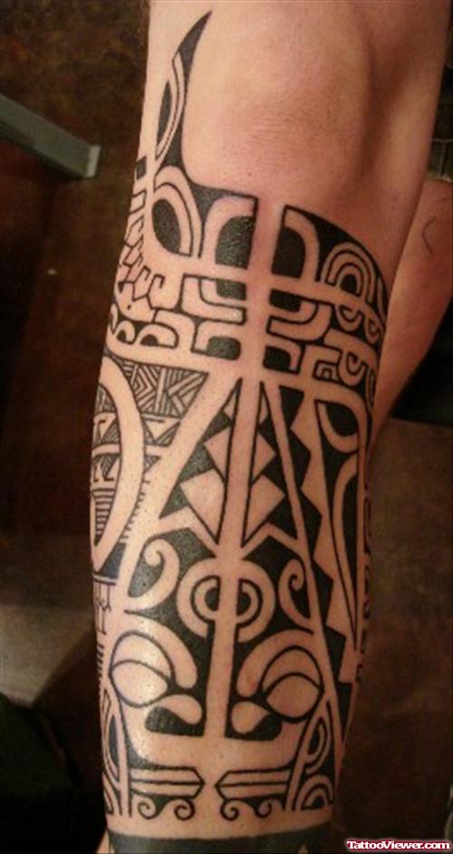Hawaiian Tattoo On Man Right Leg