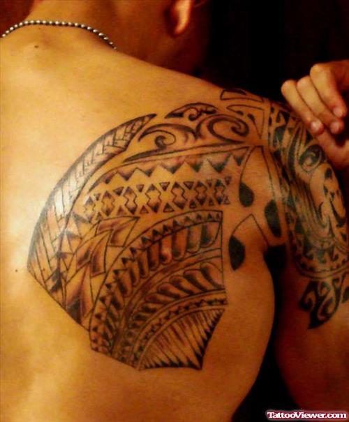 Awesome Hawaiian Tattoo On Man Right Back SHoulder