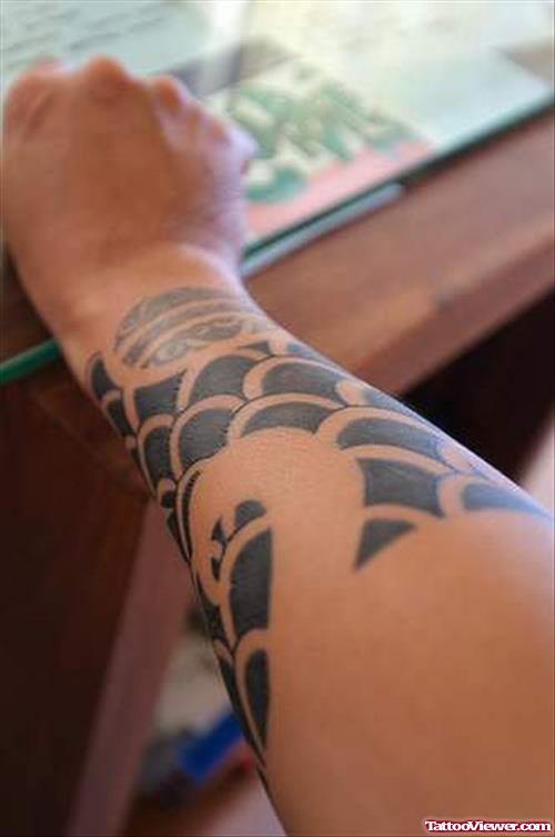 Black Ink Hawaiian Tattoo On Right Arm