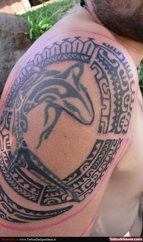 Classic Hawaiian Tattoo On Man Right SHoulder