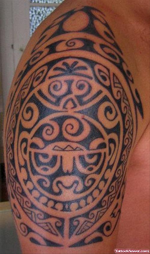 Beautiful Hawaiian Tattoo On Man Right Shoulder