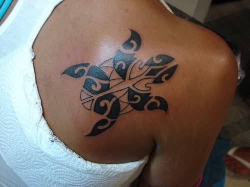 Tribal Hawaiian Tattoo On Right Back Shoulder