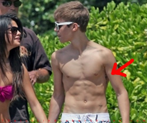 Justin Beiber With Hebrew Tattoo On Left Side Rib