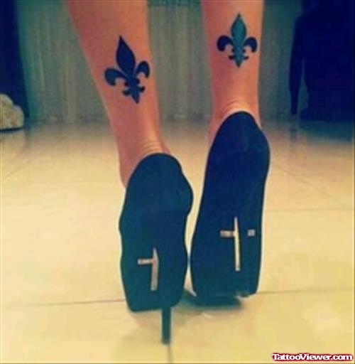 Black Ink Fleur De Lis Back Heel Tattoos
