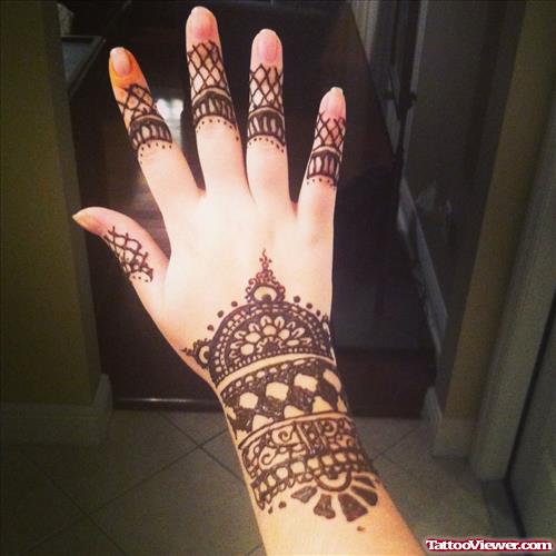 Best Henna Tattoo On Girl Right Hand