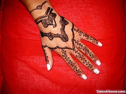 Amazing Henna Tattoo On Girl Left Hand