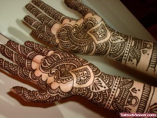 Giel Showing Her Henna Tattoos On Both Hands