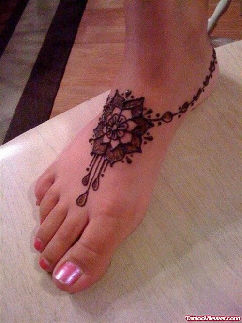 Cool Henna Tattoo On Right Foot