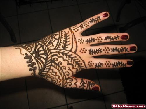 Stunning Henna Tattoo On Girl Left Hand