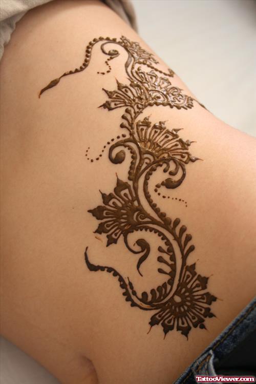 Awesome Henna Tattoo On Right Back Shoulder