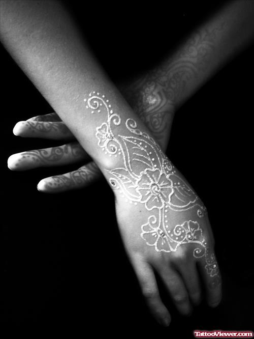 Amazing Henna Tattoo On Right Hand