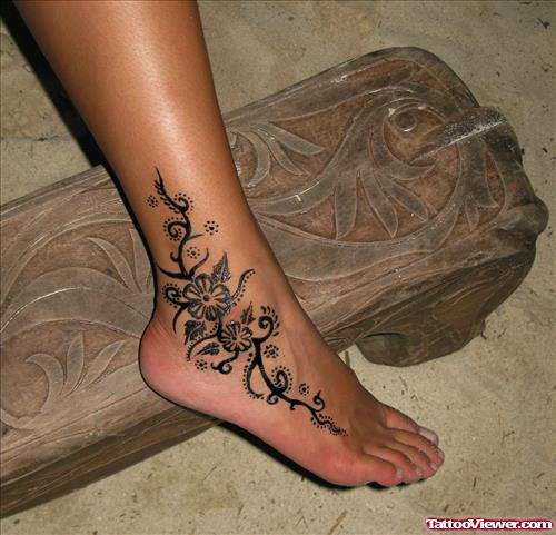 Trendy Henna Tattoo On Right Foot