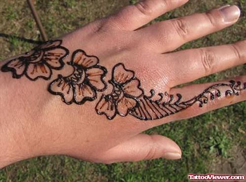 Trendy Henna Tattoo On Left Hand