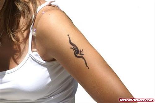 Tribal Henna Tattoo On Girl Bicep