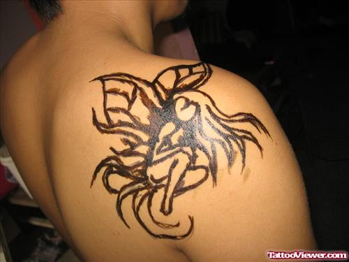 Tribal Girl Henna Tattoo On Right Back Shoulder