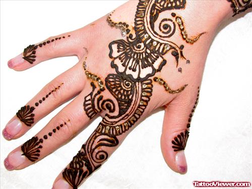 Henna Tattoo On Gitl Right Hand
