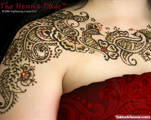 Arabic Henna Tattoo On Girl Right Upper Shoulder